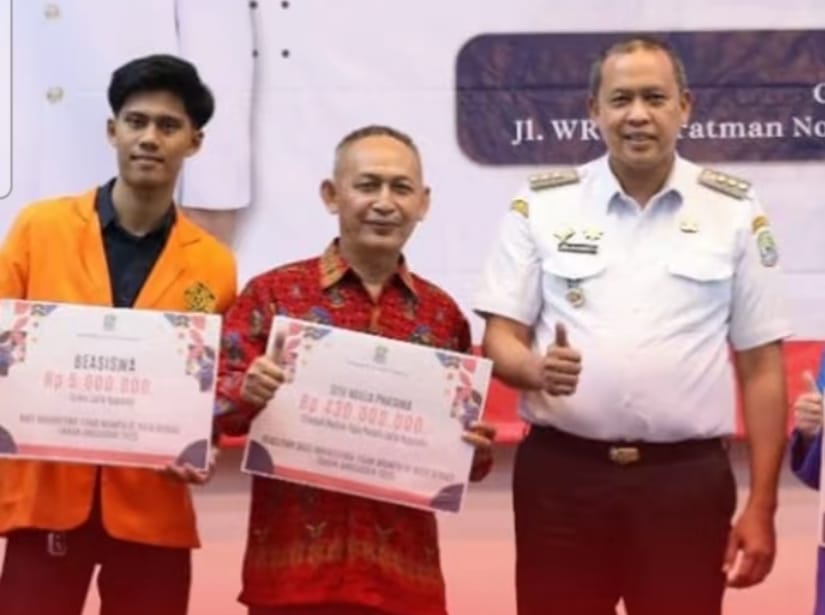 Perluas Akses Pendidikan Tinggi, Wali Kota Bekasi Serahkan Beasiswa untuk 1.470 Mahasiswa Kurang Mampu