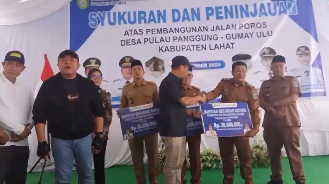 Gubernur Sumsel Herman Deru, Hadiri Syukuran dan Peninjauan Jalan Poros Desa Pulau Panggung di Lahat 1 Keterangan foto: Acara Syukuran dan Peninjauan Jalan Poros Desa Pulau Panggung di Lahat (Sabtu 06/12/2025)