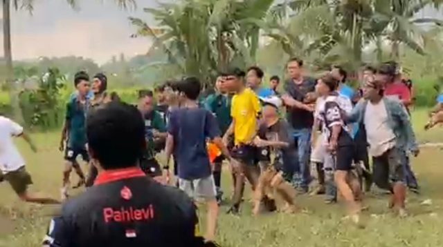 Turnamen Sepak Bola Piala Kepala Desa Bojong Catang Berujung Ricuh