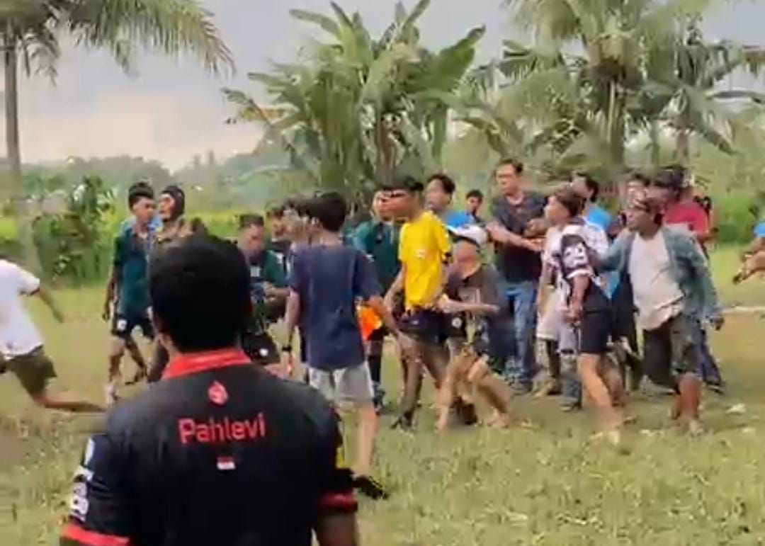 Turnamen Sepak Bola Piala Kepala Desa Bojong Catang Berujung Ricuh