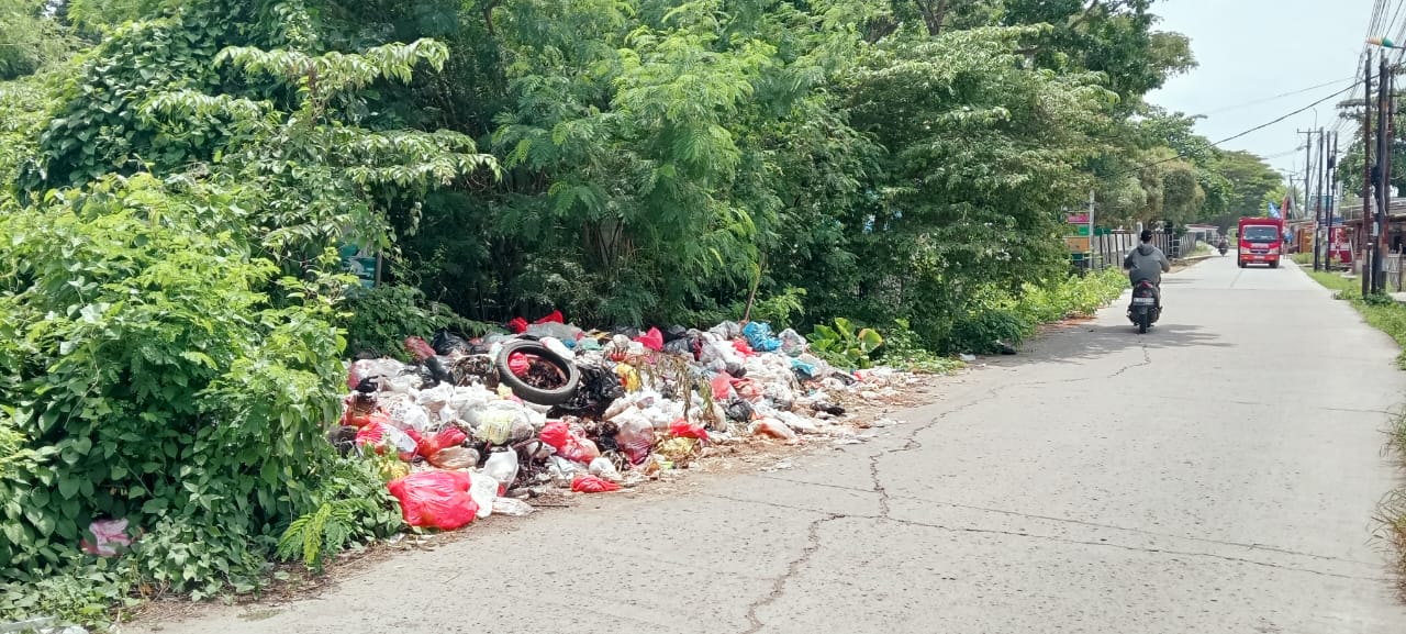 Tumpukan Sampah di Samping Kantor Kecamatan Karangbahagia Dikeluhkan Warga, Ancam Kesehatan dan Lingkungan