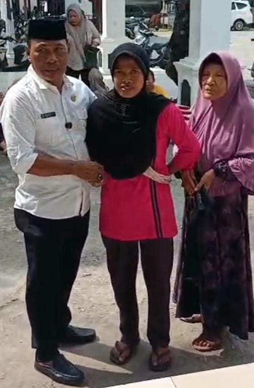 Kawal Langsung Bantuan Sosial, Kades Karangsari Bao Umbara Pastikan Warga Kurang Mampu Terperhatikan