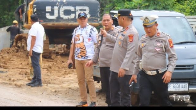KAPOLRES PALI TINJAU PERKEMBANGAN PEMBANGUNAN JEMBATAN SUNGAI BAUNG, TEKANKAN KESELAMATAN DAN KONEKTIVITAS WILAYAH