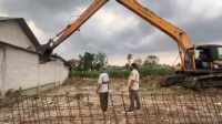 Bangunan Liar Penghalang Pembangunan Parapet di Sukamulya Akhirnya Dibongkar