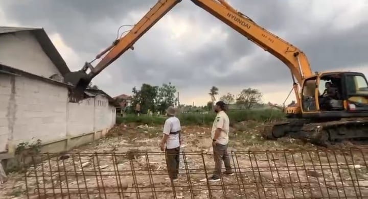 Bangunan Liar Penghalang Pembangunan Parapet di Sukamulya Akhirnya Dibongkar