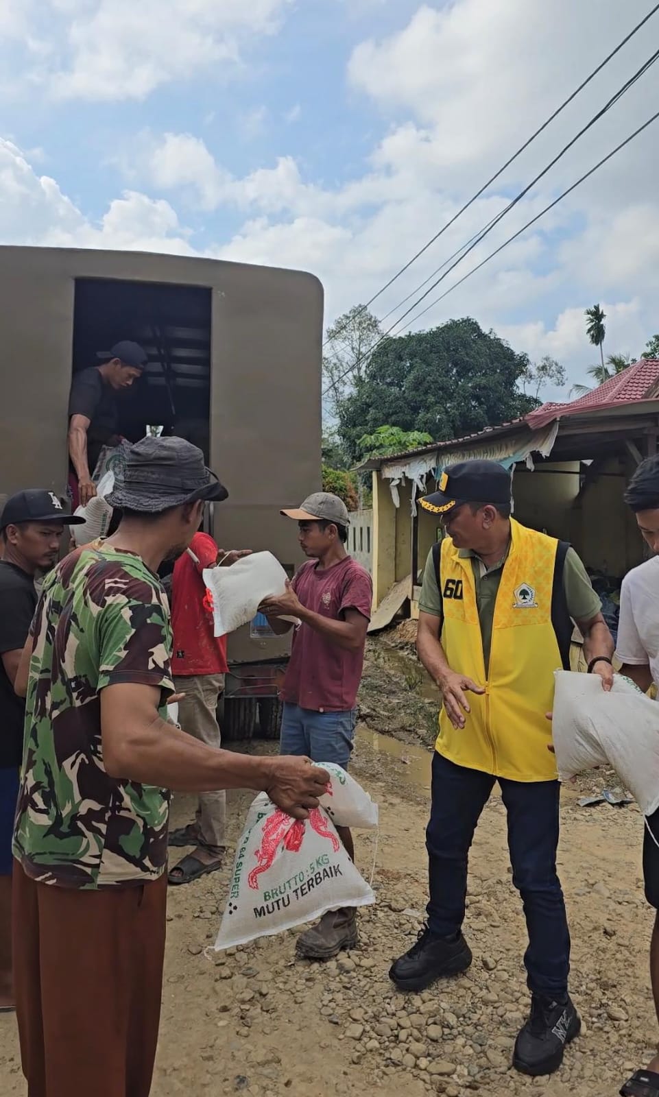 DPD Golkar  dan AMPG Langkat Tak Kenal Lelah ! 1000 Paket  Bantuan Disalurkan untuk Korban Banjir di Tiga Kecamatan
