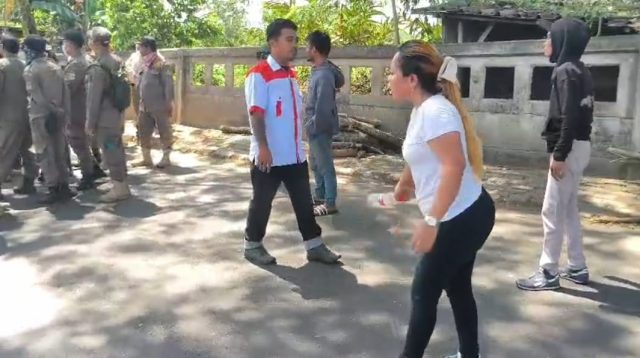 RICUH! Pembongkaran Bangunan Liar di Tegal Gede Diwarnai Makian dan Nyaris Adu Jotos