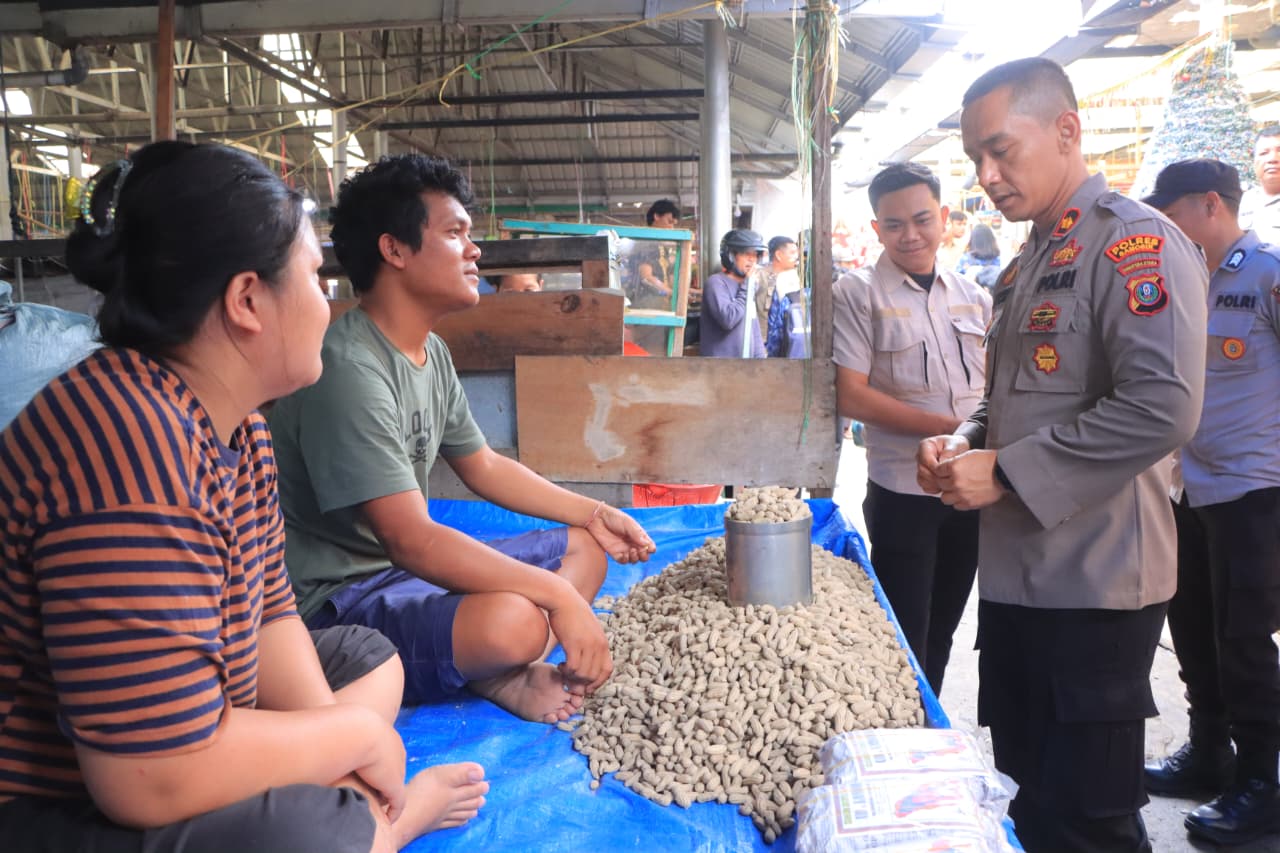 Keterangan foto::Wakapolres Samosir Bersama Forkopimda Pantau Harga Pasar dan Ketersediaan Sembako Jelang Natal 2025 dan Tahun Baru 2026