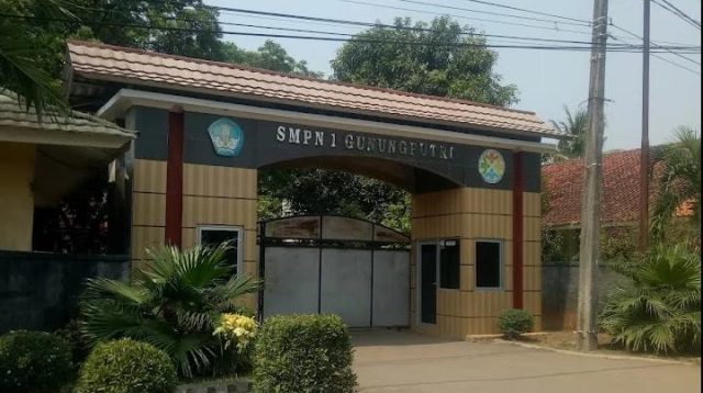Orang Tua Mengeluh, Seragam Dijual Mahal: Praktik Komersialisasi di SMPN 1 Gunung Putri Disorot LSM