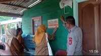 Polsek Talang Ubi Dampingi Penempelan Stiker PKH di Talang Ubi Barat, Pastikan Bantuan Tepat Sasaran