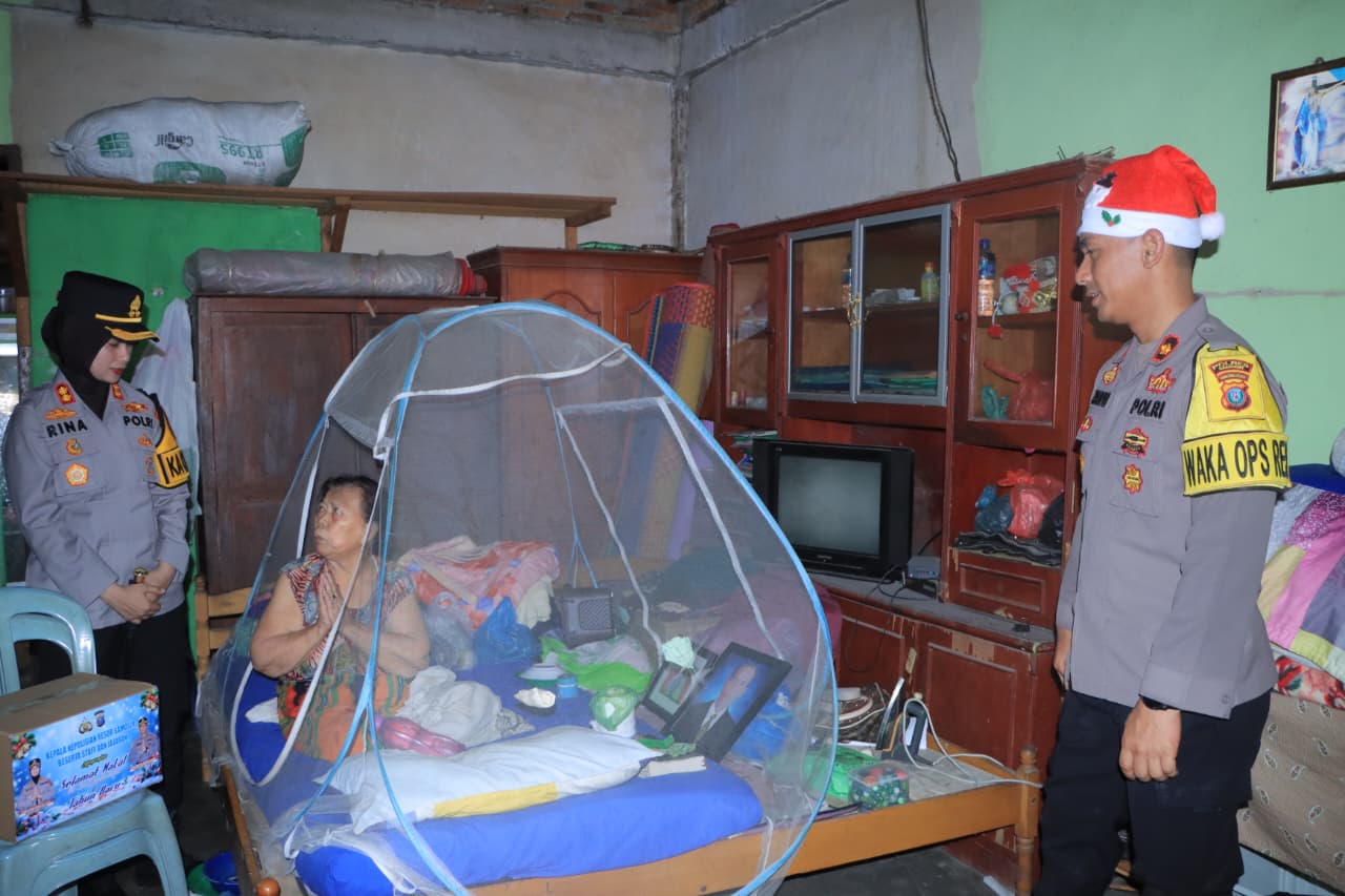 Sambut Natal 2025 dan Tahun Baru 2026, Polres Samosir Gelar Bakti Sosial untuk Lansia dan Anak Disabilitas