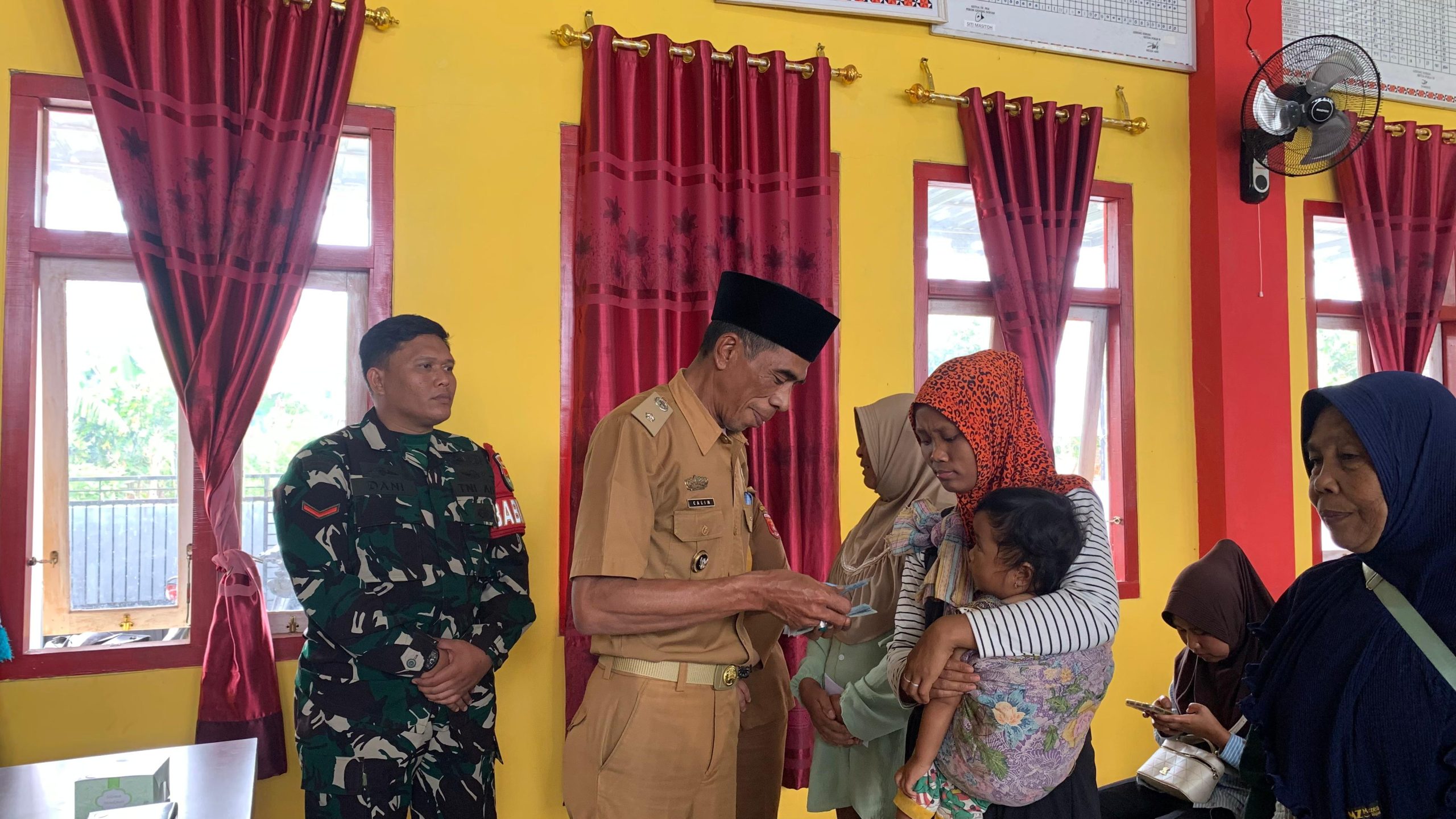 Pekon Gedung Surian Bagikan BLT-DD Tahap Akhir Kepada 49 KPM