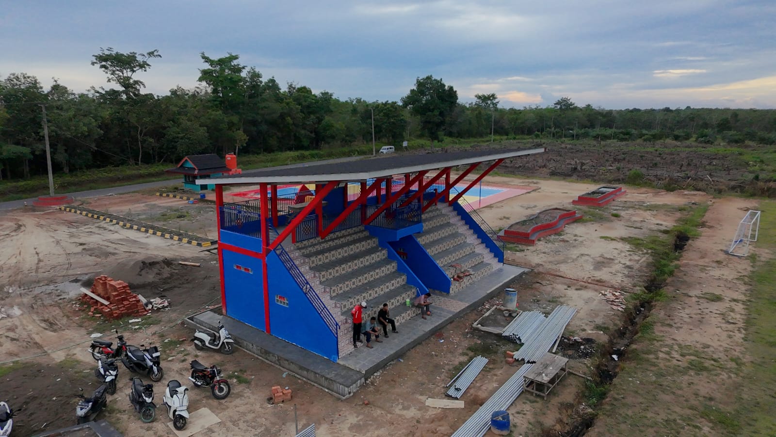 Pemdes Babat Realisasikan Dana Desa (DD) Tahun Anggaran 2025 Dengan Membangun Tribun, Lapangan Sepak Bola dan RTH