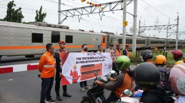 KAI Daop 6 Bersama KAI Properti Gelar Sosialisasi Keselamatan di Perlintasan KA