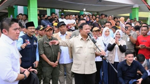 Panglima TNI Dampingi Presiden Prabowo Subianto Tinjau Lokasi Pengungsian Langkat