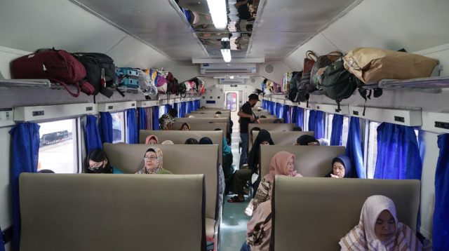 Tiket Nataru 2025/2026 Terjual 72 Persen, KAI Divre III Palembang Ingatkan Aturan Barang Bawaan