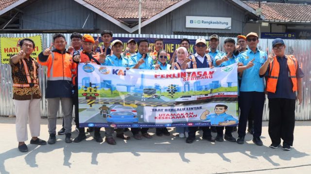KAI Daop 1 Jakarta Bersama Serikat Pekerja dan Komunitas Railfans Gencarkan Sosialisasi Keselamatan di Perlintasan Sebidang Rangkasbitung