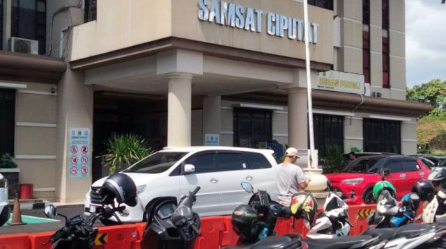 Warga Keluhkan Urus Pajak di Samsat Ciputat Dipersulit, Tapi Lewat Calo Dipermudah