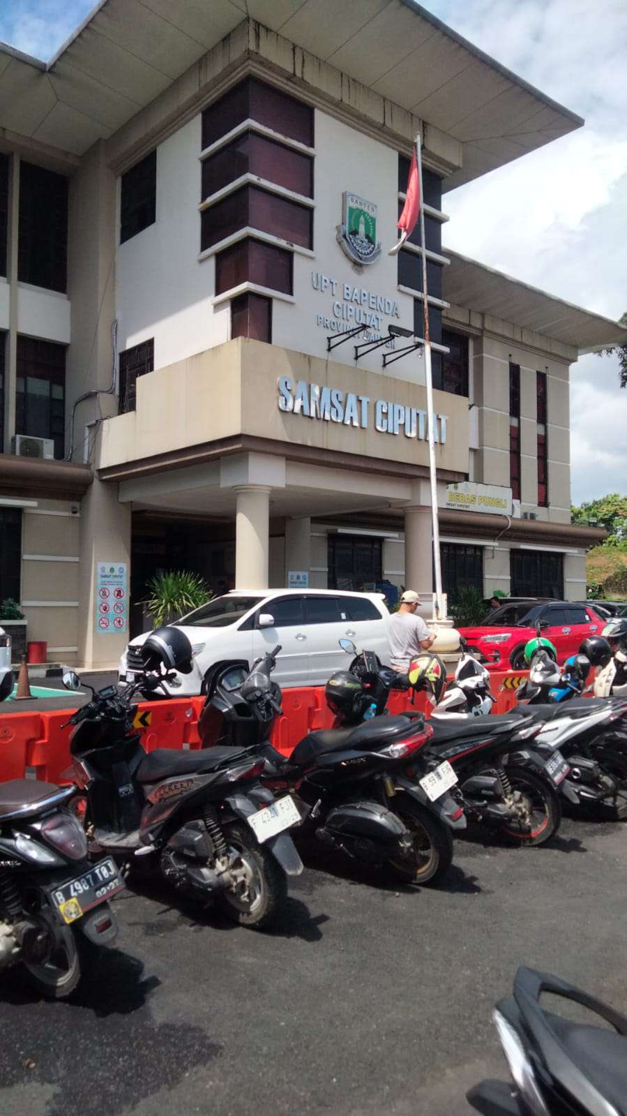 Warga Keluhkan Urus Pajak di Samsat Ciputat Dipersulit, Tapi Lewat Calo Dipermudah