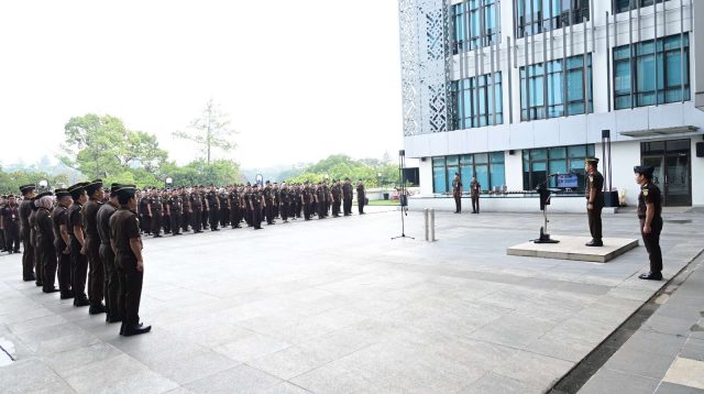 Teguhkan Komitmen 2026, Wakajati Jabar Pimpin Apel Gabungan Perdana se-Jawa Barat