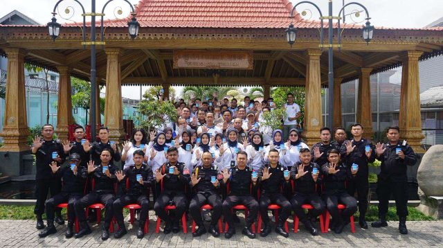 Lapas Cikarang Bersama BNK Kab Bekasi Lakukan Tesurine pada Petugas dan Warga Binaan Antisipasi Penggunaan Narkoba dan Obat Terlarang