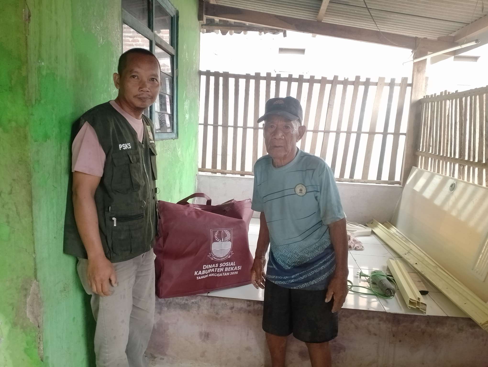 Abah Hadi Terima Bantuan Sosial Sembako dari Dinas Sosial Kabupaten Bekasi Tahun 2026