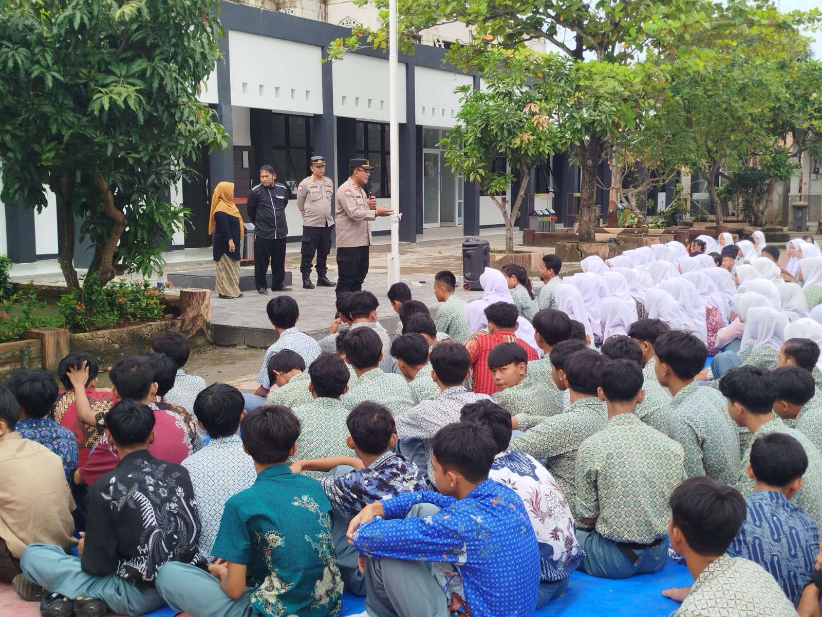 Kapolsek Kedung Waringin Sambangi SMAN 1, Berikan Penyuluhan Anti-Tawuran dan Narkoba kepada Ratusan Siswa