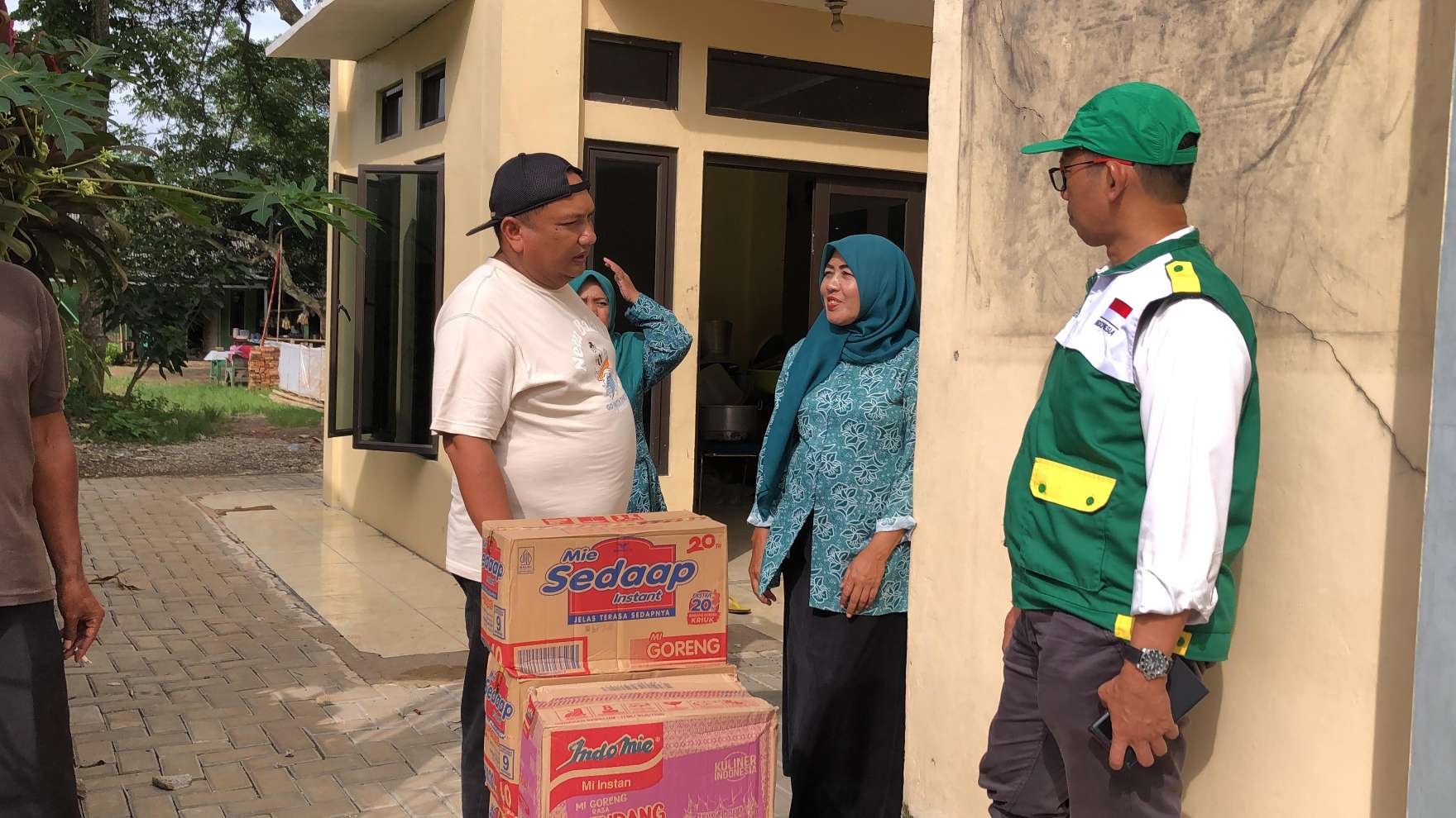 BAZNAS Kabupaten Bekasi Salurkan Bantuan Sembako untuk Warga Terdampak Banjir di Desa Cipayung dan Karangsari