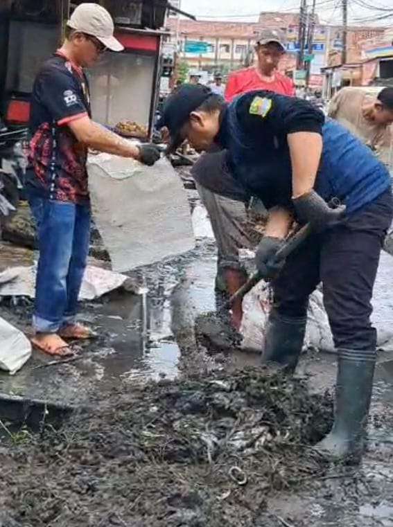 Kepala Desa Karang Asih Turun Langsung Bersihkan Got, Gotong Royong Warga Cegah Banjir di Cabang Kebon Kopi