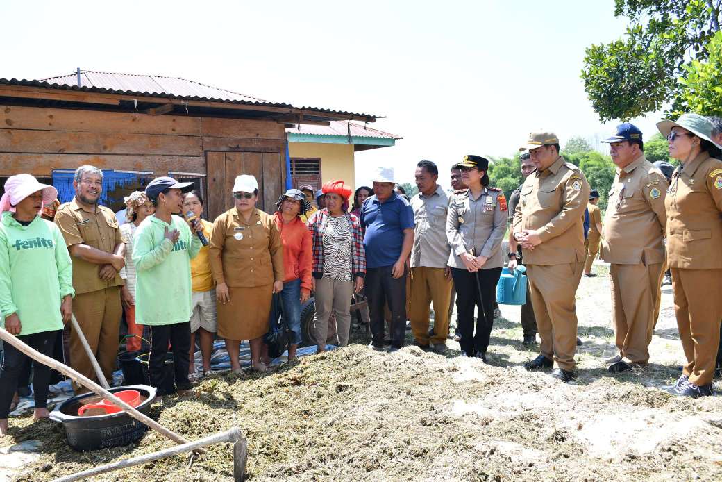 Perkuat Ketahanan Pangan, Bupati Samosir Resmikan Pompa Air Tenaga Surya Rp 2,6 Miliar di Onan Runggu 1 Keterangan foto : Peresmian Pompa Air Tenaga Surya (PATS) di Kecamatan Onan Runggu oleh Bupati Samosir (26/1/2026)