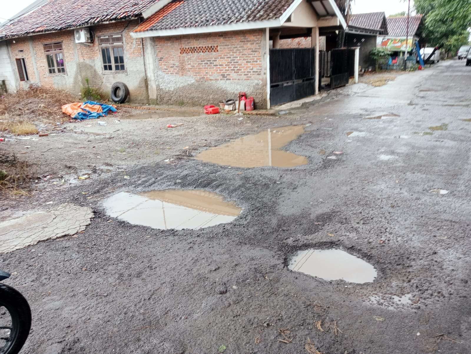 Jalan Utama Desa Karangsari Rusak Parah, Kades Bao Umbara Desak Pemkab Bekasi Lakukan Perbaikan Darurat
