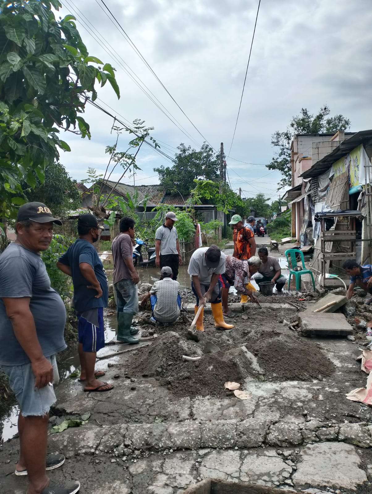 Tingkatkan Infrastruktur, BPD Kadus 2 dan RT Kali Abang Gelar Gotong Royong Perbaiki Gorong-gorong
