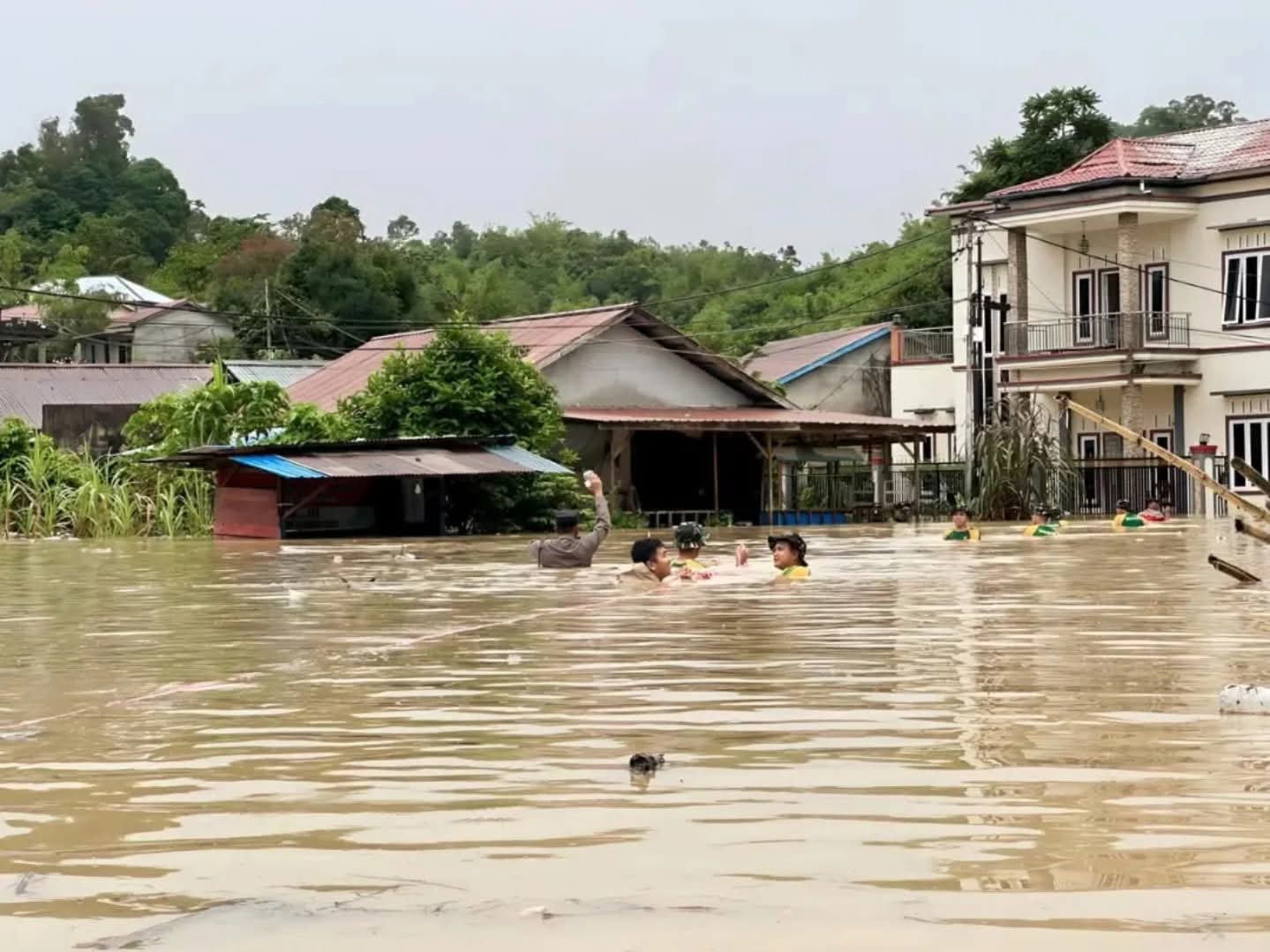 Satgas Pamtas Yonarhanud 1 Kostrad Sigap Dalam Penanganan Pasca Banjir di Entikong