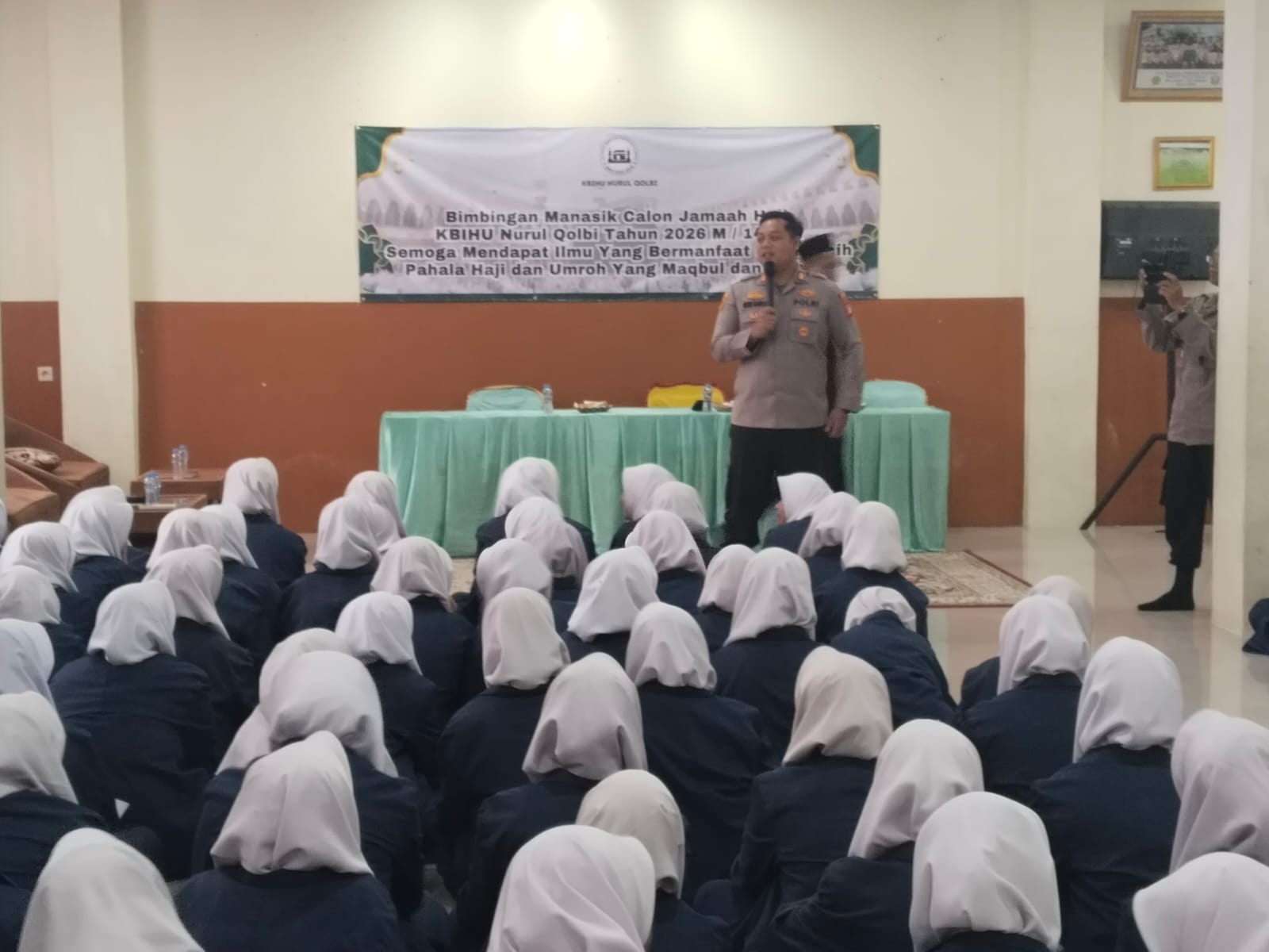 Tanamkan Disiplin Sejak Dini, Polsek Tarumajaya Sambangi SMP IT Nurul Qolbi