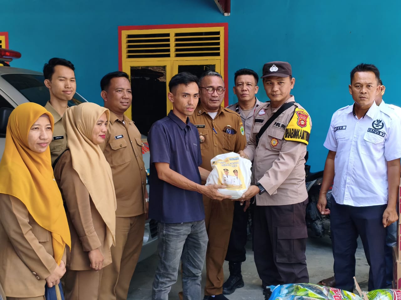 Bupati PALI Salurkan Bantuan Sembako untuk Warga Terdampak Banjir di Penukal Utara, Polri Pastikan Situasi Aman dan Kondusif
