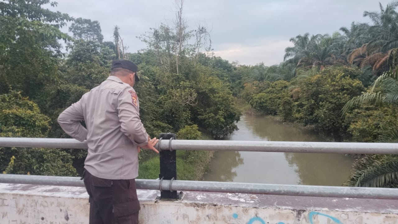 Polsek Penukal Abab Pantau Debit Sungai Sebagut, Penukal, dan Abab, Kapolres PALI Tegaskan Kesiapsiagaan Hadapi Potensi Banjir