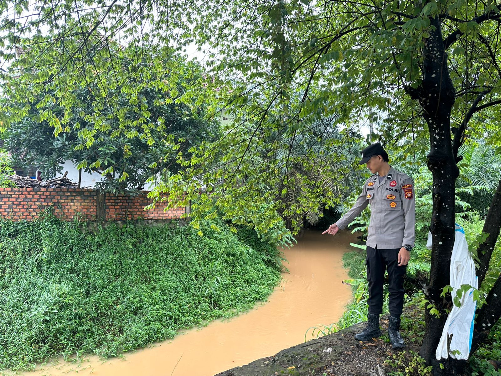 Antisipasi Banjir, Polsek Talang Ubi Pantau Debit Sungai Beracung, Kapolres PALI Pastikan Masih Aman