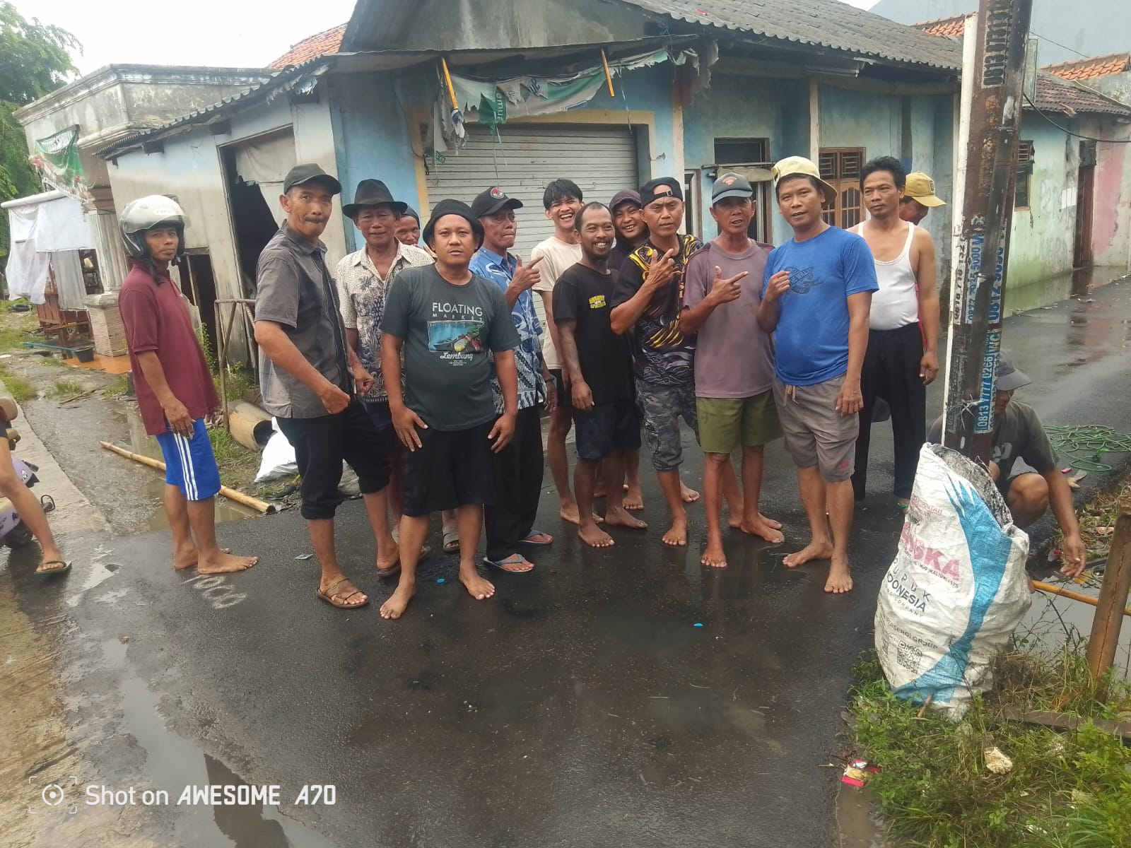 Antisipasi Genangan Air, Ketua RT-RW dan Babinsa Desa Kedung Waringin Giatkan Kerja Bakti Bersihkan Saluran Air