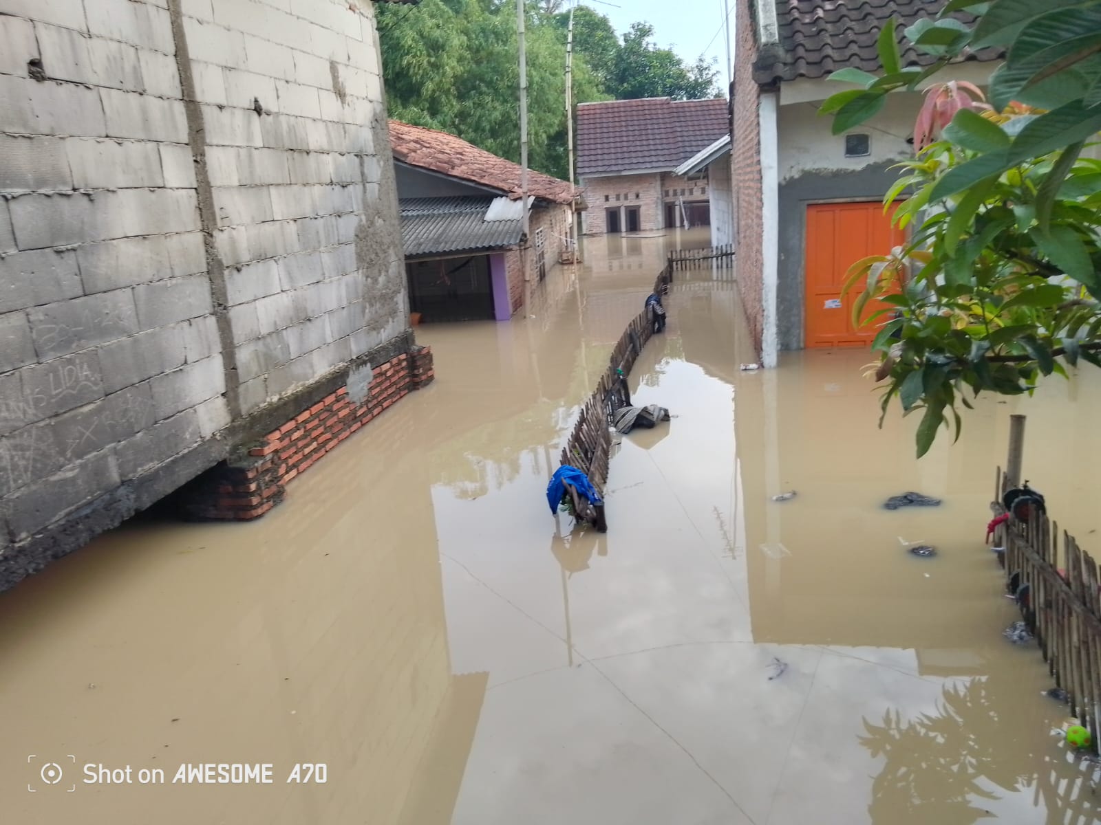 Keterangan foto: BPBD Kabupaten Bekasi Dinilai Lamban, Warga Labansari dan Bojongsari Terjebak Banjir ( Minggu, 18/01/2026)