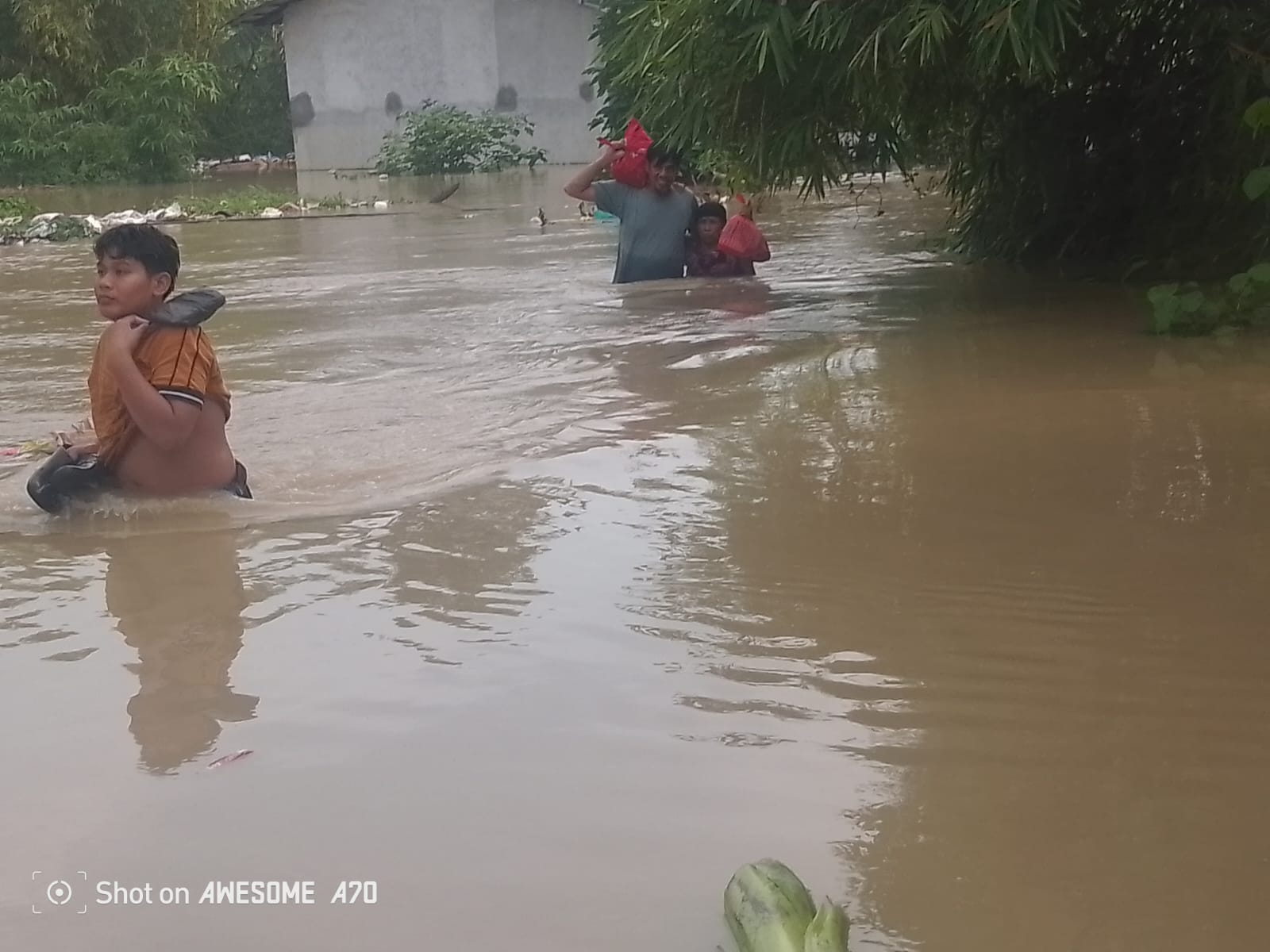 BPBD Kabupaten Bekasi Dinilai Lamban, Warga Labansari dan Bojongsari Terjebak Banjir
