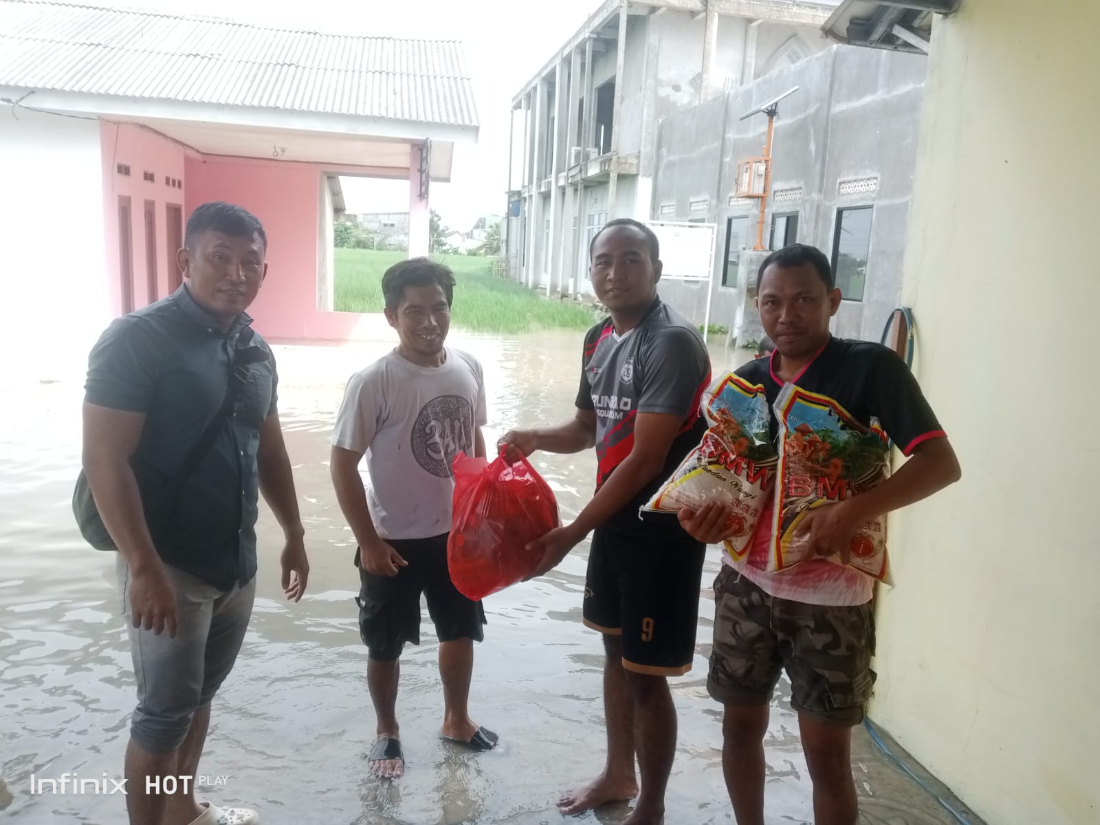 Terdampak Banjir Warga Grand Cikarang City Sakura Dirikan Dapur Umum dan Pengobatan Gratis 2 Keterangan foto : Warga Perumahan Grand Cikarang City (GCC) Sakura, RT 04/RW 029, Desa Karang Raharja, Kecamatan Cikarang Utara, bergerak cepat merespons musibah banjir yang melanda sejak Minggu pagi (18/01/2026).