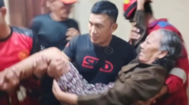 Rahmat Hidayat Ketua RW 029 Perumahan Grand Cikarang City Sakura Evakuasi Korban Terdampak Banjir