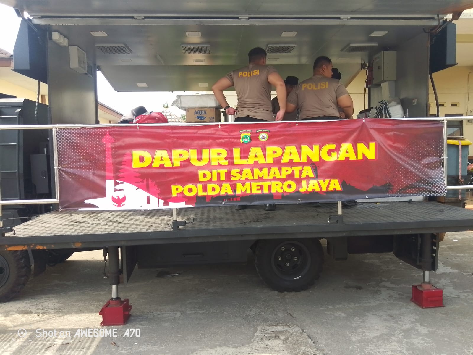 Dit Samapta Polda Metro Jaya Buka Dapur Lapangan dan Salurkan Makanan Siap Saji bagi Korban Banjir di Kedungwaringin