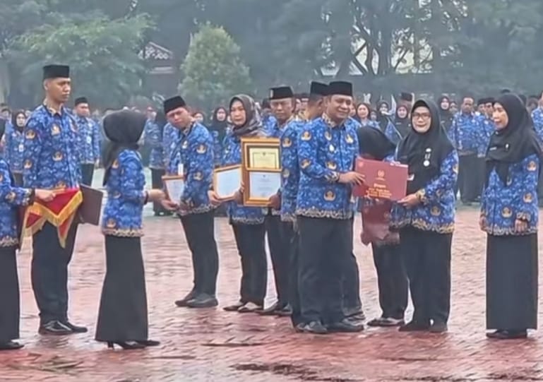 Plt. Bupati Bekasi Berikan Penghargaan bagi Desa Penggerak Pembangunan