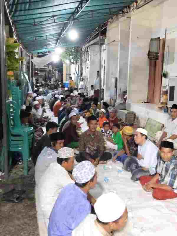 Acara Doa di Rumah Duka: Korban Bersimbah Darah Depan Warkop Coffee Black di Wonokusumo