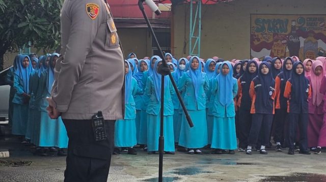Cegah Kenakalan Remaja, Kapolsek Cikarang Barat Gelar “Police Goes To School” di SMKN 2 Cikarang Barat
