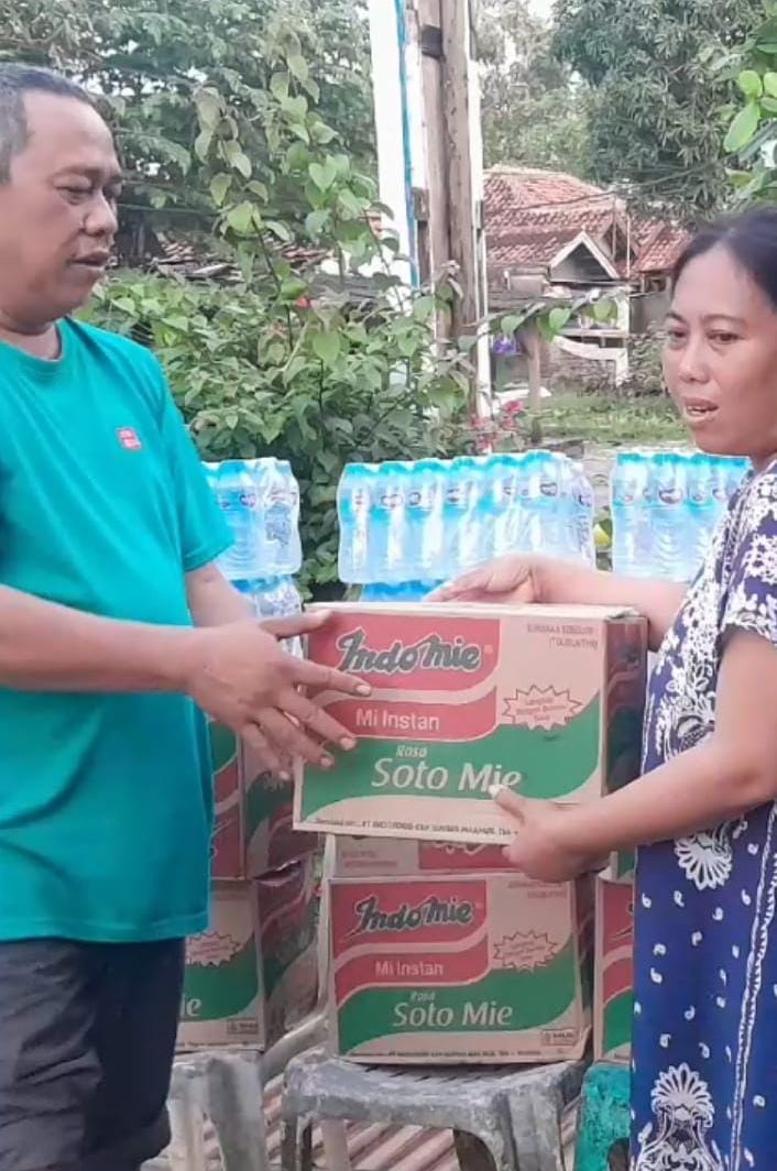 Plt Camat Karangbahagia Salurkan Bantuan Logistik untuk Korban Luapan Kali Ciherang