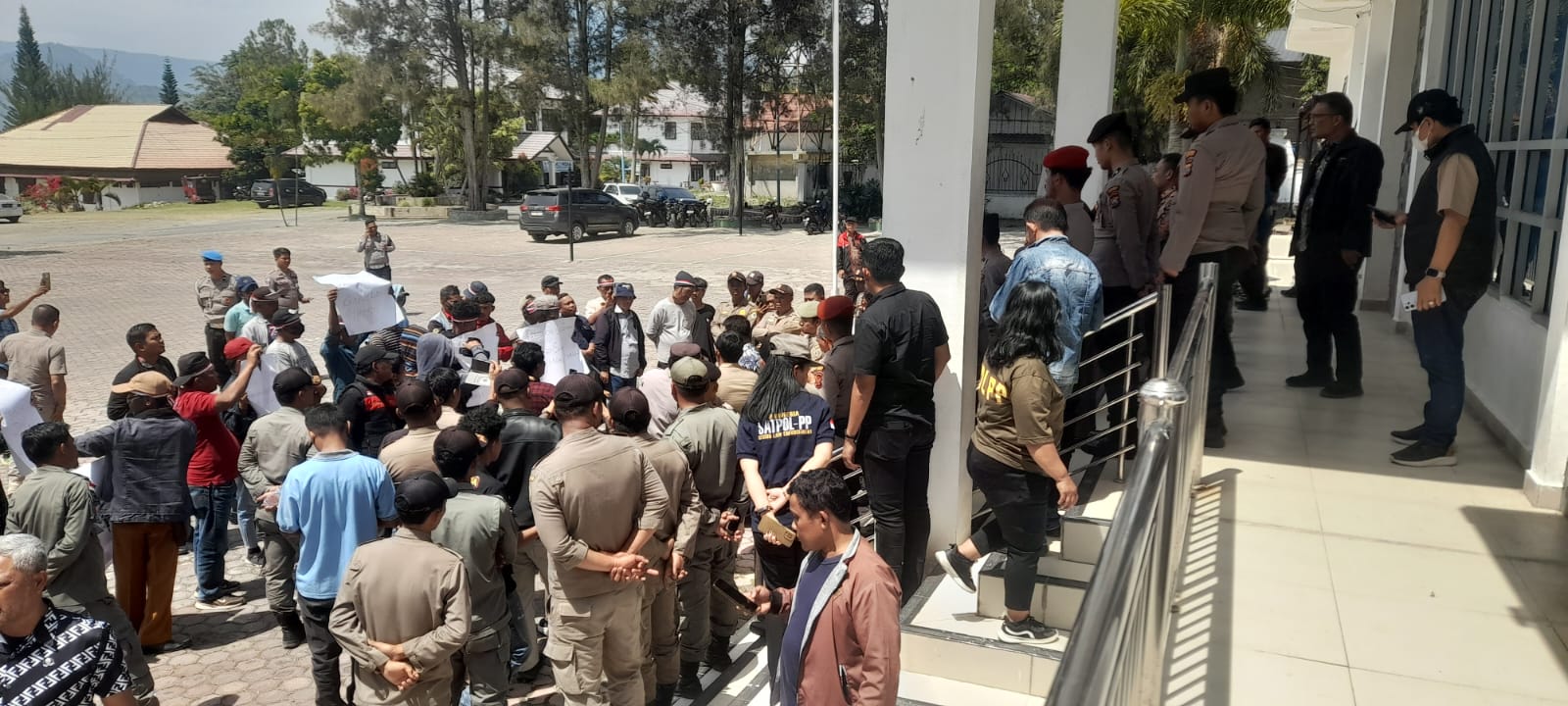 Pengadaan Mobil Dinas Rp3,1 Miliar Picu Gelombang Protes, Kantor Bupati Samosir Didemo Warga