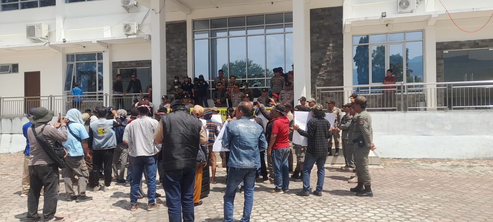 Pengadaan Mobil Dinas Rp3,1 Miliar Picu Gelombang Protes, Kantor Bupati Samosir Didemo Warga 1 Keterangan foto : Ratusan warga yang tergabung dalam aliansi masyarakat Samosir menggelar aksi unjuk rasa di depan Kantor Bupati Samosir, Jalan Rianiate, Pangururan Kabupaten Samosir pada Kamis (22/1/2026).
