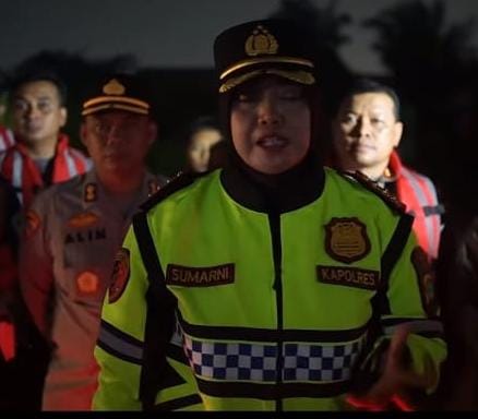 Kombes Pol Sumarni Pimpin Langsung Evakuasi Warga Terdampak Banjir di Cikarang Utara
